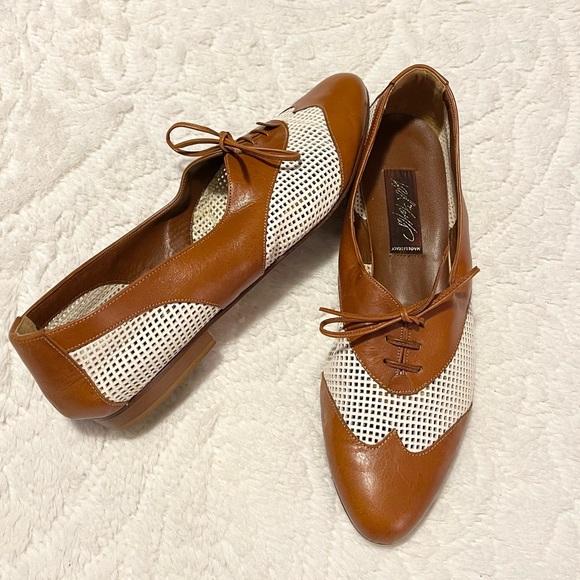 Lord & Taylor Shoes - Lord and Taylor wingtip genuine leather lace up oxfords woman’s size 9 narrow